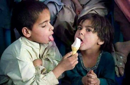 یہ رشتے بھی کتنے عجیب ہوتے ہیں اپنے منہ میں پانی اس شدت سے آیا ہے کہ اسکا سیلاب زبان تک بہا کر باہر لے آیا ہے لیکن کھانا مل بانٹ کر ہی ہے یہ محض تصویر نہیں بلکہ انسانیت کا عکسی عنوان ہے آپ غور کیجئے بھائی کی سخاوت تو نظر آہی رہی ہے لیکن بہن کے ہاتھ بھی آپس میں جڑے نظر آ رہے ہیں جسکا مطلب ہے وہ حریص نہیں اسے آئسکریم اپنے قبضے میں لینے سے بالکل بھی دلچسپی نہیں ہے بھائی نے کھلا دی تو اس نے کھالی ہماری زندگی بس ایسی ہی ہونی چاہئے سخاوت ہو اور حرص نہ ہو تو بہن بھائی بسا اوقات جن تنازعات کا شکار ہو جاتے ہیں انکی نوبت ہی نہ آئے قبضے کی نہیں مل بانٹنے کی سوچ ہونی چاہئے....