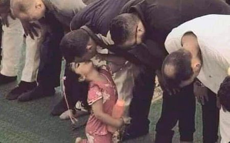 ایک بیٹی دورانِ رکوع اپنے بابا کا بوسہ لیتے ہوئے، 
میری آنکھوں نے اس سے زیادہ خوبصورت منظر آج تک نہیں دیکھاـ
اللہ پاک سب کی بیٹیوں کے نصیب اچھے کرے. آمین