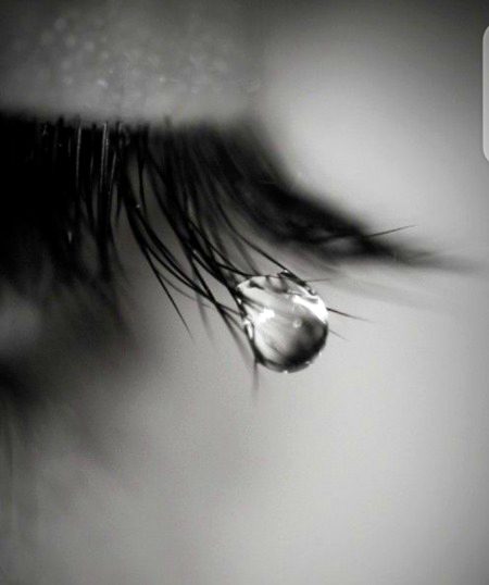 Teri khatir marr he jatay
Par huye badnaam
Dar tha tujhko khonay ka jo
Dekh liye anjaam
Janay mujhko kya hua hai
Main jahan hoon tu wahan hai
Dil ki yehi aarzoo hai
Khawabon mein tu ruburoo hai
Kyun meray naseebon me tanhaiyan
Tu sunta nahi hai kyun ye duhaiyan
Ke tere peche bhagun jese parchaiyan
Tu beparwaah…