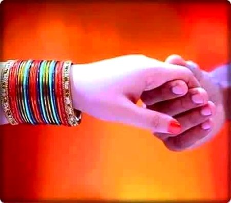ہاتھ اگر مضبوطی سے پکڑوں گے تو
تھک جائے گے۔❤ ✨
اگر محبت سے پکڑوں گے توساری
زندگی ساتھ نبھائے گے۔❤