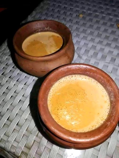 یونہی مشہور نہیں چاۓ گاؤں والوں کی ..
ہم میٹھا نہیں خلوص بےشمار ڈالتے ہیں