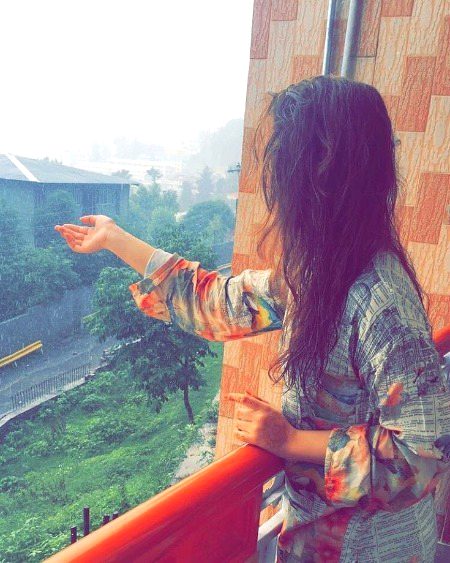 کسی کے چھوڑ جانے سے
مجھے اب ڈر نہیں لگتا💔☺️