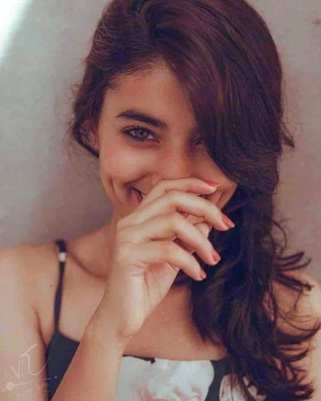 سگریٹ کا آخری کش لگا کر
میں اُس سے بحث جیتنے ہی والا تھا کہ اُس نے اپنے بال کھُول دئیے