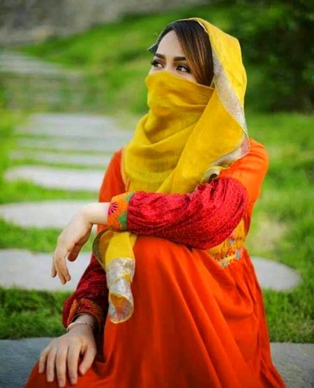 اتنے حجابوں پر تو یہ عالم ہے حسن کا 

کیا حال ہو جو دیکھ لیں پردہ اٹھا کے ہم
