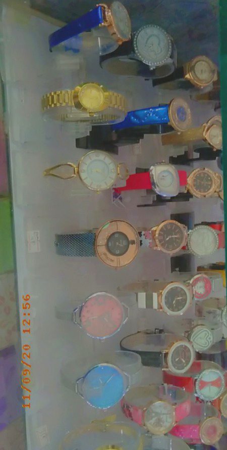 Hayee sadqy aj market gya bht shoni watches ti.. 😍😍For my frns kis kis ko chahye.? 💖🙈