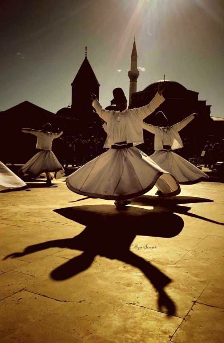 شاعروں کی تعداد بڑھتی جا رہی ہے----- 
لگتا ہے عِشق تیرا دھندا عرُوج پر ہے!!❤❤❤