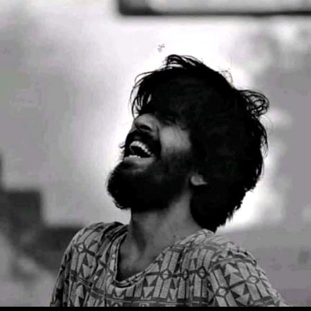 اندر سے ٹوٹا ہوا شخص کبھی نارمل نظر نہیں آئےگا
مطلب کہ اُس کے ہر Emotion میں شدت پائی جائےگی وہ ہنسنے لگے گا تو بُہت زیادہ ہنسے گا
 چُپ رہے گا تو گِہری خاموشی اِختیار کرلے گا
 خُود کو لوگوں سے اِنگیج کرے گا تو بُہت زیادہ اِنگیج کر لے گا 
اور تنہا رہے گا تو سائے کو بھی ساتھ برداشت نہیں کرے گا کوئی ایسا ٹوٹا ہوا انسان ملے تو نصیحت نہیں کرتے بس خاموشی سے اُس کو سن لیتے ہیں تاکہ اُس کا دل ہلکا ہوجاۓ
 اگر ایسے شخص کی تُمہیں مُحّبت ملے تو شاید تُم دنیا کے سب سے زیادہ خُوش قسمت انسان ہوگے_!!!