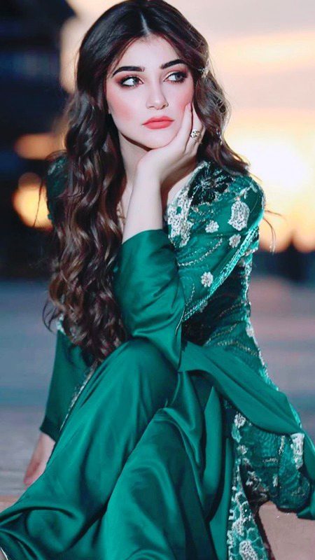 کسی کی مست نگاہوں میں ڈوب جاٶ فراز بہت حسین سمندر ہے خود کشی کے لٸے😍