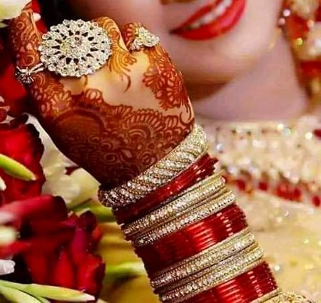 *پہلے تو اس کی چوڑیاں ہی جان لیوا تھی*
*اوپر سے ظالم نے ہاتھوں پر مہندی لگا لی*