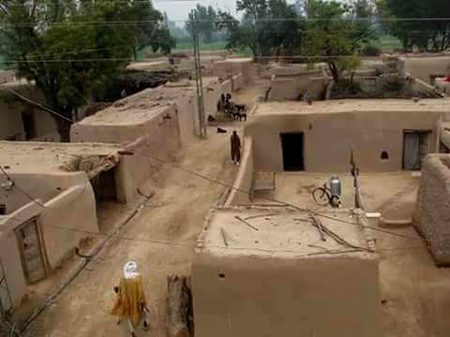 قیمت میں کم ضرور تھا میرا پرانا گھر،
لیکن وہاں پڑوس میں انمول لوگ تھے😔