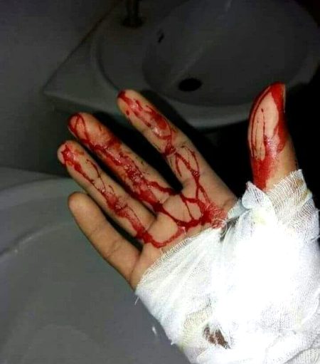 تم ان لکیروں میں اِک خوشی بھی تلاش کر لو تو معجزہ ہے
کہ میں تو بچپن سے جانتا ہوں میری ہتھیلی کا نام دکھ ہے