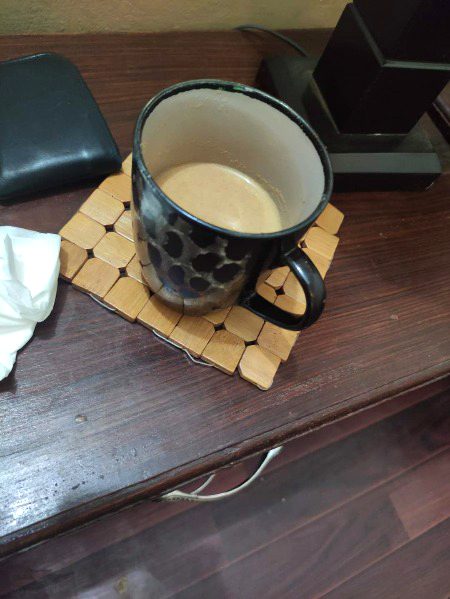 سوگ کا یہ عالم ہے کہ جب سے بچھڑے ہو
کالے رنگ کے کپ میں چائے پیتے ہیں ہم ☕🔥🙃 I like black colour