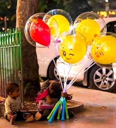 Some people are selling HAPPINESS while they can't ever taste how it feels.🙂💔
May Allah bless those people.🤲💖