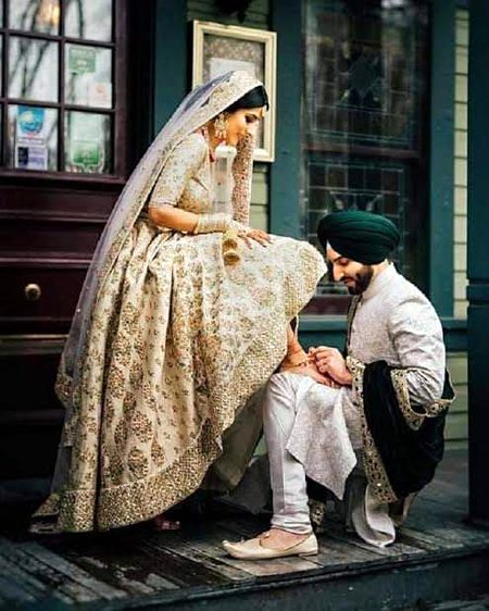 دنیا کے سامنے اکڑ کر چلنے والا لڑکا
جھک کر تمہاری پائل بھی باندھ سکتا ہے.❤
Shonii😘