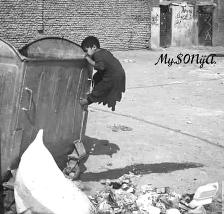 کوڑے کے ڈرم میں 
رزق ڈھونڈتا یہ ننھا بچہ 
میں بھی ہو سکتا تھا 
آپ بھی ہو سکتے تھے 
کیا کھاتے پیتے گھروں میں پیدا ہونا ہمارا کمال ہے؟ 
کیا اچھے نصیب لے کر دُنیا میں آنا ہمارا کمال ہے؟ 
نہیں تو پھر یہ غرور کیسا، یہ ناشُکری یہ بے حسی کیسی؟ 
بانٹنا سیکھیں، سمیٹنا نہیں