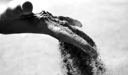 ﺑﯿﮑﺎﺭ ﺳﺎ ﻗﺼﮧ ﮨﻮﮞ، ﺍﮎ ﻓﺮﺿﯽ ﮐﮩﺎﻭﺕ ﮨﻮﮞ
ﻣﯿﮟ ﺧﺎﮎ ﮐﺎ ﺫﺭﮦ ﮨﻮﮞ، ﻣﭩﻨﮯ ﮐﯽ ﻋﻼﻣﺖ ﮨﻮﮞ