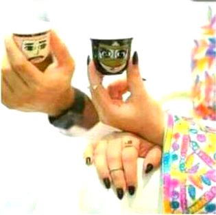 اِتناغروراچھانہیں ھےگُورےرنگ پے.d5صاحب.n1مےنےدُودھ سےذیادہچائےکےدیوانےدیکھےھے