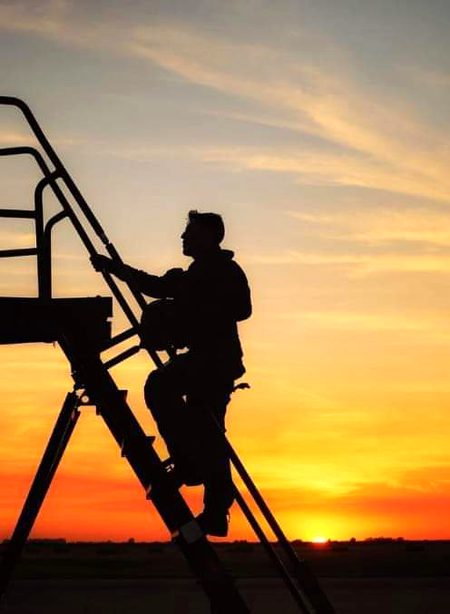 لفظ تاثیر سے بنتے ہیں تلفظ سے نہیں ...
اِہلِ  دل  آج بھی  ہیں اہلِ زباں سے آگے ...