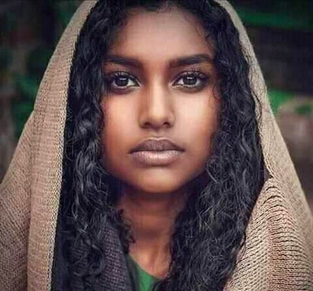 ﮔﮩﺮﯼ ﮐﺎﻟﯽ ﺭﻧﮕﺖ ﻭﺍﻟﯽ ﺳﯿﺪﮬﯽ ﺳﺎﺩﮬﯽ ﭘﯿﺎﺭﯼ ﻟﮍﮐﯽ
ﺗﻮ ﮔﻮﺭﻭﮞ ﮐﮯ ﮐﺎﻟﮯ ﺩﻝ ﺳﮯ ﺍﭼﮭﯽ ﺧﺎﺻﯽ ﮔﻮﺭﯼ ﮨﮯ ،