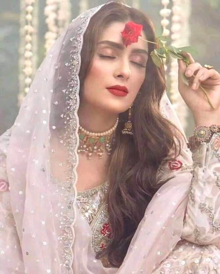 ہونٹوں پہ لطافت ہـے کِھلتی ہوئی کلیوں کی
وہ ساری حسیناٶں میں اِک پیار کے قابل ہے ❤