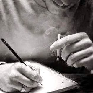 ﺑﮩﺖ ﺗﮑﻠﯿﻒ ﺩﯾﺘﯽ ﮨﯿﮟ ﻭﮦ ﺗﺤﺮﯾﺮﯾﮟ
ﺟﻮ ﻟﮑﮫ ﮐﺮ ﺻﺮﻑ ﺍﺱ ﻟﺌﮯ ﻣﭩﺎ ﺩﯼ ﺟﺎﺋﯿﮟ ﮐﮧ
ﺳﺎﻣﻨﮯ ﻭﺍﻻ ﺍﺳﮯ ﺟﺬﺑﺎﺕ ﻧﮩﯿﮟ ﺻﺮﻑ ﺍﻟﻔﺎﻅ ﺳﻤﺠﮭﮯ ﮔﺎ