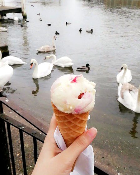 ہزاروں کا ہجوم ہے دل کے آس پاس 
 دل پھر بھی دھڑکتا ہے ایک ہی نام سے