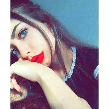 تم سمندر کی بات کرتے ہو 

😍😍
لوگ تو آنکھوں میں ڈوب جاتے ہیں
😘😘😘