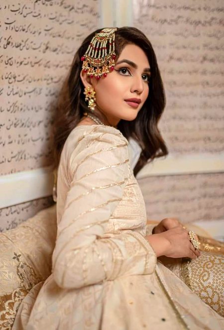 جلا کے راکھ نہ کـر دے جہــان سـوز کہیں
کہ حُسن توپ کے جیسا ہے اور فتیلہ لباس