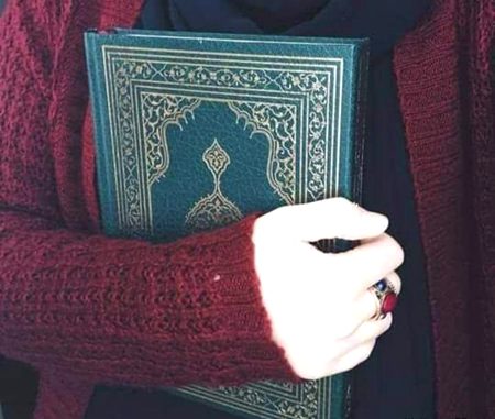 تیرا جسم مرجھا رہا ہے روح تیری پھوٹ کر رو رہی ہے
قرآن سے دوری اب تیرے ہر درد کو محسوس  ہو رہی ہے 🍂