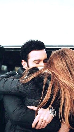 Is tara se galey laga kr saansey roka na kar