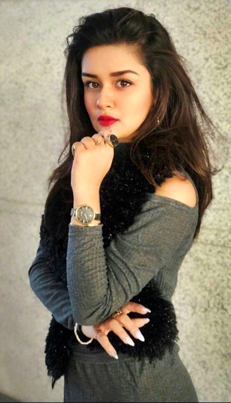 کسی کو کوئی چھوڑ جائے تو وہ مر نہیں جاتا، وہ الگ بات کسی کے بستر پر دوائیوں کے ڈھیر ہوتے تو کسی کا سونے ٹائم تکیہ گیلا ہوتا"💔
