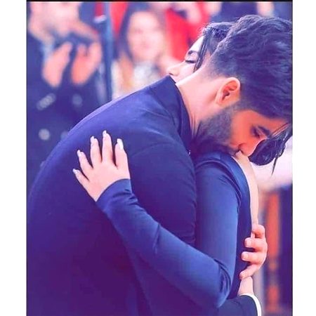 میں ان لڑکیوں پہ بھی لعنت بھیجتی ہوں جو محبت کے نام پہ مخلص لڑکے کے ساتھ ڈھونگ کرئیں اور کسی امیر ذادے کا رشتہ آتے ہی اس سے شادی کر لیں_" 🙂🔥✌