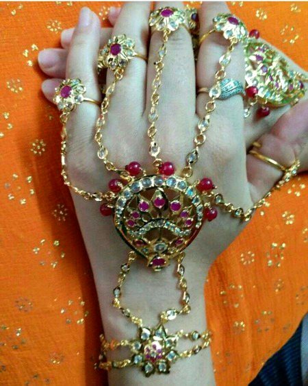 Kesi lug rae hay gift mila hy is liye pehna wrna acha nahi laga mujhe but gift hy.