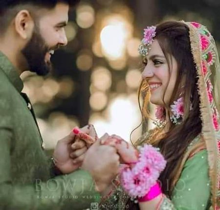 مجــــال کـــس کــــی تھـــی آنکھیــــں مــــلا کـــــے بــاتــــــ کــــرے

دل کـــــے شہــــر میــــں اس کــــی حکــومتــــــ ایســــی تھـــــی
