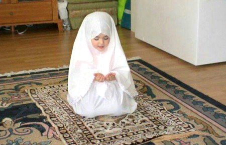 اگر تم دیکھنا چاہتے ہو که اللّٰه تمہارے کتنا قریب ہے، تو سجدے میں کبھى "سُبْحَانَ رَبِّيَ الْأَعْلَى" کى سرگوشى اپنے دل کى دھڑکن کے ساتھ مربوط کر کے دیکھنا، تم محسوس کروگے کہ جسکا تم ذکر کر رہے ہو وه تمہارے بہت قریب ہے اور تمہاری ہر دعا کو قریب سے سن رہا،ہے ۔!