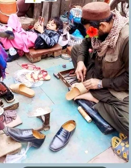 باپ ایک موچی ہی کیوں نہ ہوں زندہ ہو تو اولاد شہزادوں والی زندگی گزارتی ہے. اللّه سب پر اسکے والدین کا سایہ سلامت رکھیں. آمین