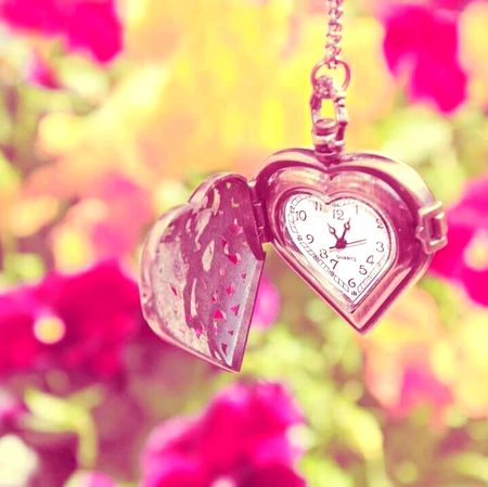 Khamian sb me hoti Hain....
Lekin nzar sirf dosron me ati hain.....😔