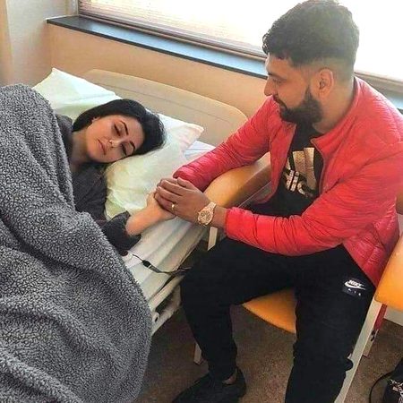 بیوی بسترِ مرگ پر آخری سانسیں پوری کر رھی تھی.
شوھر کے آنسو تھے کہ تھمنے کا نام نہ لے رھے تھے.
ڈاکٹر بولا ھم اپنی بہترین صلاحیتیں بروئے کار لا رھے ھیں مگر کوئی جھوٹی تسلی نہیں دینا چاہ رھے جسم ساکت پڑا ھے لگ رھا ھے مریضہ کومہ میں چلی گئی ھے.
شوھر گِڑگڑایا ڈاکٹر خدا کے لئے اسے بچا لیجئے.
میری فیملی کو اس کی سخت ضرورت ھے بچے چھوٹے ھیں اور ابھی اس کی عمر ھی کیا ھے صرف چھتیس سال پلیز اس کو بچا لواچانک ایک کرشمہ رونما ھواایک جُنبش نظر آئی ای سی جی پر لہروں نے ارتعاش برپا کر دیاخاتون نے ایک ھاتھ اوپر اٹھایا لبوں کو حرکت دی اور بولی ڈارلنگ میری عُمر چونتیس سال ھے چھتیس نہیں....😉😉