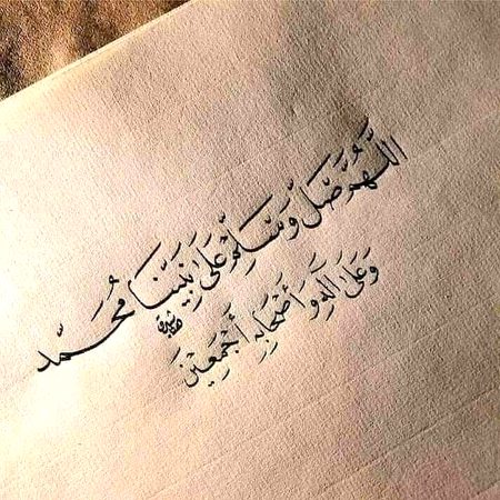 مُکھ  چند  بدر  شعشانی  اے،
مَتّھے چمکدی لاٹ نُورانی اے،
کالی زُلف تے اَکھ مستانی اے،
مخمُور اکِھیں ہِن مَدھ بھریاں،
اس صورت نُوں میں جان آکھاں،
جانان   کہ   جانِ   جہان   آکھاں،
سچ آکھاں تے رب دی شان آکھاں،
جس  شان  تو  شاناں  سب بنیاں،
سبحان  اللہ  ما  اجملک،
ما   احسنک   ما   اکملک،
کِتّھے مہرؔ علی کِتّھے تیری ثنا،
گُستاخ اکھیں کِتّھے جا اڑیاں،

پیر  مہر  علی  شاہ