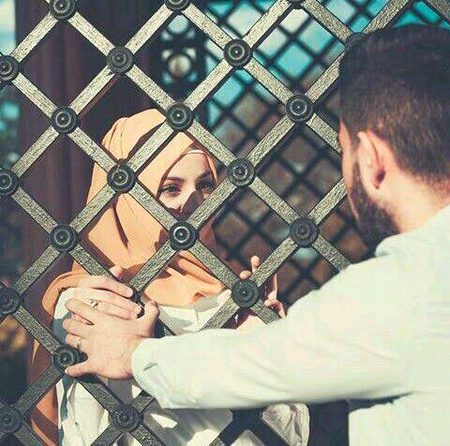 Koi tumse pooche kaun hoon main,
Tum keh dena koi khaas nahi.
Ek dost hai kaccha pakka sa,
Ek jhooth hai aadha saccha sa.
 jazbaat ko dhake ek parda bas,
Ek bahana hai accha sa.m1