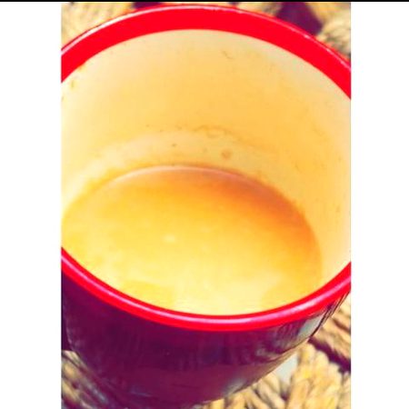 مجھے لگتا ھے
چائے کے اندر ڈالی ھوئی چینی کا بھی دل ھوتا ھے !! 
اس کی بھی سیلف ریسپیکٹ ھوتی ھے
اگر آپ اس کے ھوتے ھوئے کسی دوسری سویٹ کو کھائیں تو وہ چپ چاپ اپنا ذائقہ لے کر کہیں چلی جاتی ھے
اور اس کے بعد سب کچھ پھیکا پھیکا لگنے لگتا ھے!
کبھی بھی ایک کے ھوتے ھوئے کسی دوسرے سے " محبت " نہ کریں
ورنہ محبت بھی چپ چاپ
اپنی مٹھاس لے کر کہیں چلی جائے گی!