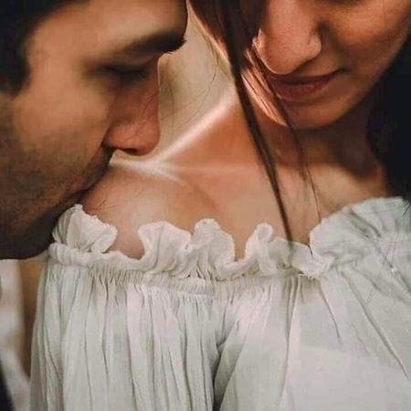 بڑے ہی ہوش میں رہتے تھے پھر ہمیں اک دن 🌹
ترے لباس کی خُوشبو نے___ بد حواس کیا.!💕 