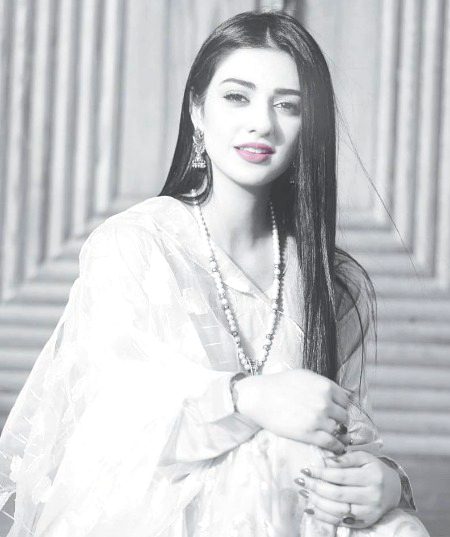 عام لوگوں پر کھل نہیں سکتی
خاص لوگوں کا دائرہ ہوں میں