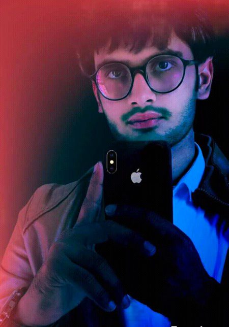 وہ اکثر کہا کرتی تھی...
محبت کا رنگ نیلا ہوتا ہے.
ایک دن میں نے اس سے پوچھا..
مجھے تمھاری بات کی سمجھ نہیں آئی.میں نے تو سنا ہے محبت کا رنگ سرخ ہوتا ہے.وہ مسکرا کے بولی......تم نے کبھی آسماں کو دیکھا ہے..؟آسماں بھی تو نیلا ہے....سمندر بھی تو نیلا ہے.....پرسکون. ...گہرا. ..نمکین.محبت میٹھی نہیں ہوتی....نمکین ہوتی ہےمحبت تو آنسو دیتی ہے...آنسو بھی تو نمکین ہوتے ہیں محبت بھی تو بارش کی صورت ہوتی ہےتھوری برسے کم لگتی ہےزیادہ برس جائے تو سب برباد کر دیتی ہےوہ اکثر کہا کرتی تھی محبت کا رنگ نیلا ہوتا ہےپچھلے سال اس کی بھی موت ہو گئی تھی!کسی زہریلی چیز کے کاٹنے سےدیکھنے والے کہتے ہیں کے مرنے کے بعد اس کا رنگ بھی نیلا ہو گیا تھا.!وہ اکثر کہا کرتی تھی محبت کا رنگ نیلا ہوتا ہے۔