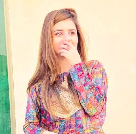 میں اظہار محبت کرنے ہی والی تھی
کہ اسے کسی اور کی پوسٹ پہ
 لاڈیاں کرتے  دیکھ لیا