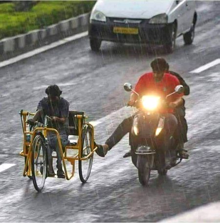 ڈاکٹر ، انجینیئر ، وکیل ، پروفیسر بننے سے پہلے اچھے انسان بن جاو ۔۔۔
یقین کرو پھر رب تمہارا ، اور یہ ساری دنیا تمہاری ھے ۔۔۔۔