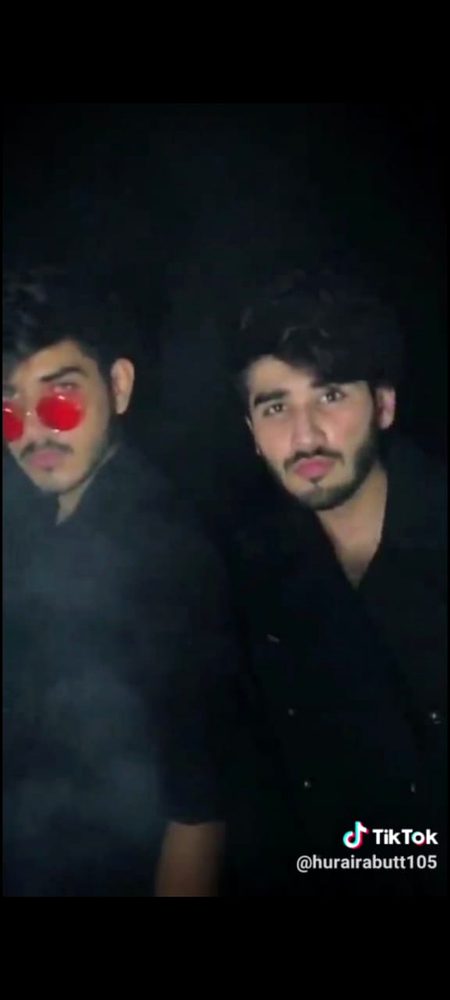 یقین رکھتے نہیں کسی کچے تعلق پر
😒😒😒
جو دھاگہ ٹوٹنے والا ہو اسے خود ہی توڑ دیتے ہیں
😉😉😉