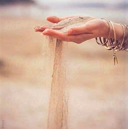 وقت کی ریت پہ کچھ میرے نام سا۔۔۔۔
لکھ کہ چھوڑ گیا تو کہاں۔۔۔۔۔