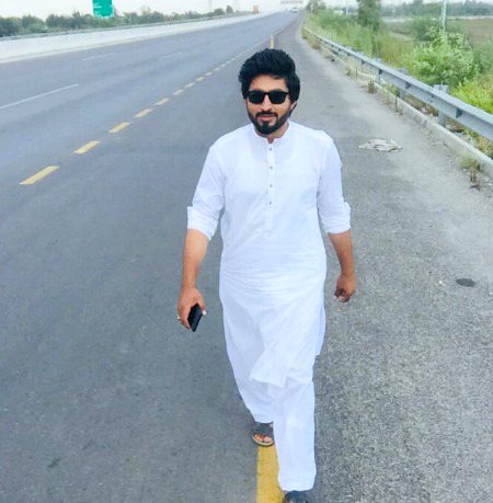 *میں نے کچھ لمحے خاموش رہ کر دیکھا ہے❣* .
*میرا نام تک بھول گئے میرے ساتھ چلنے والے❣*