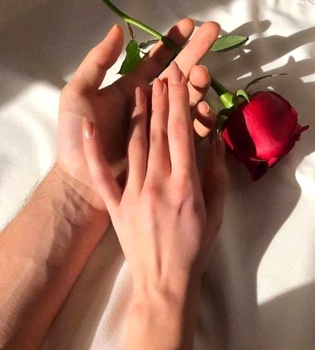 میں تجھے اپنا سمجھ کر ہی تو کچھ کہتا ہوں
یار تو بھی میری باتوں کا برا مانتی ہے🍁